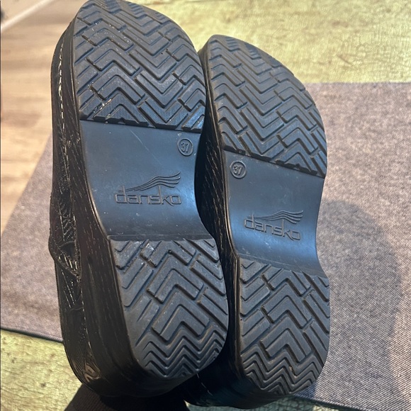 Dansko Black Embossed Leather Clogs Size 37 US 6.5–7 Comfort Work Shoes - Picture 6 of 6